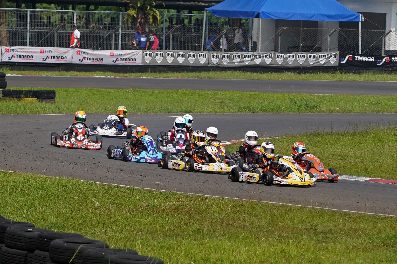 Ikki lezbiyen qiz oz xojayinining mushukini yalaydi Poezdda mast porno